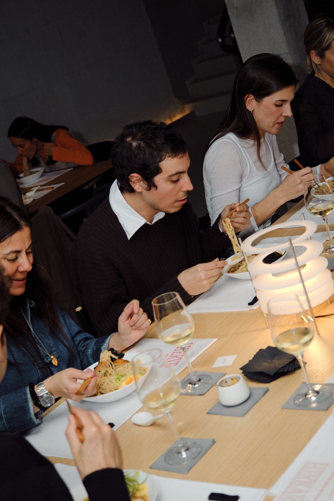 Invitados degustando el ramen