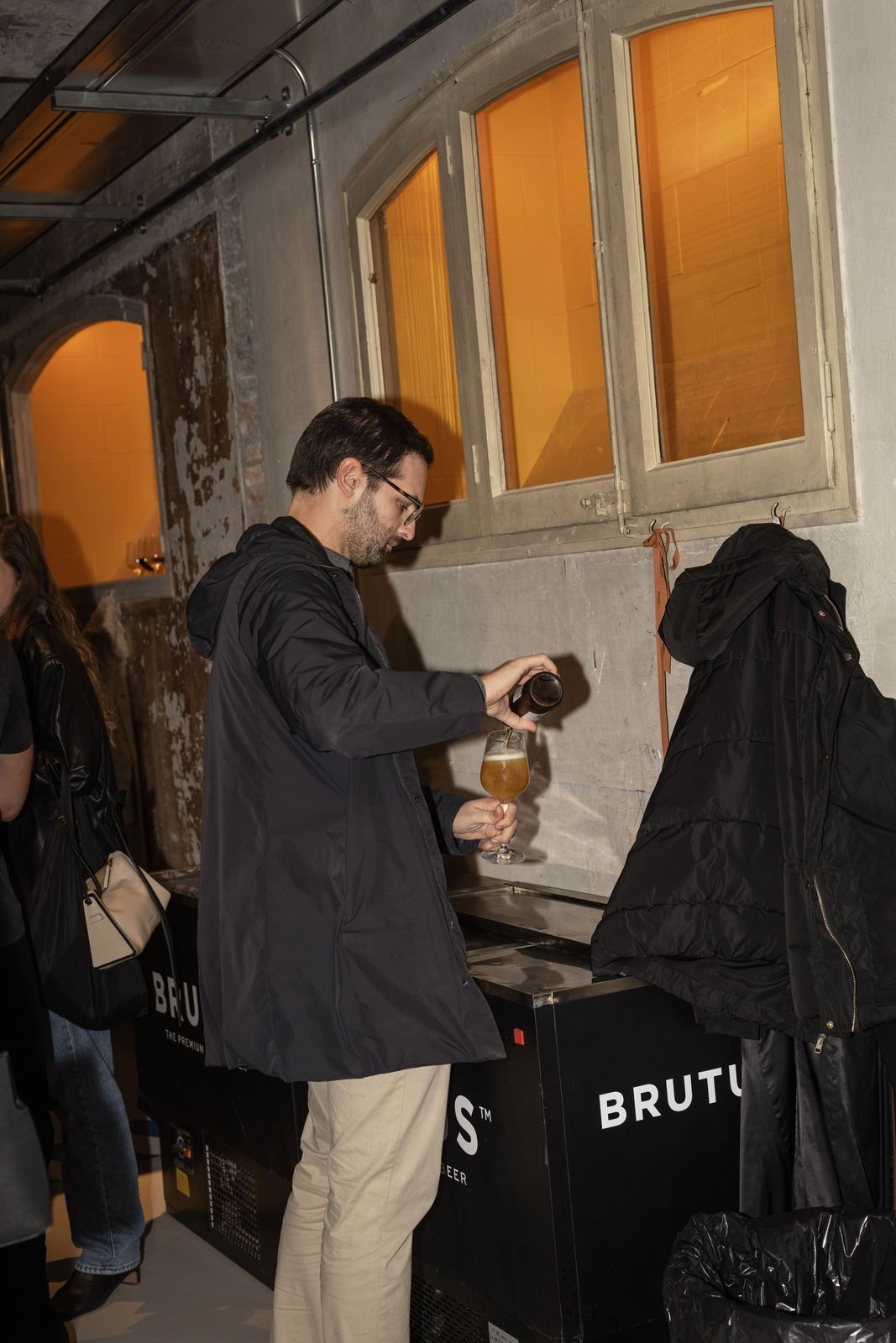 Cerveza BRUTUS servida en la inauguración